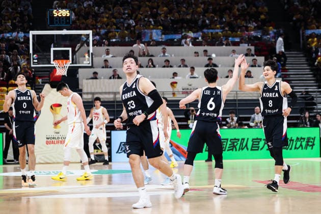 (251128) -- BEIJING, Nov. 28, 2025 -- Players of South Korea celebrate during the Group B match between China and South Korea at the FIBA Basketball World Cup Asian Qualifiers in Beijing, capital of China, Nov. 28, 2025. ) (SP)CHINA-BEIJING-BASKETBALL-FIBA WORLD CUP 2025 ASIAN QUALIFIERS-CHN VS KOR (CN) HanxQiyang 