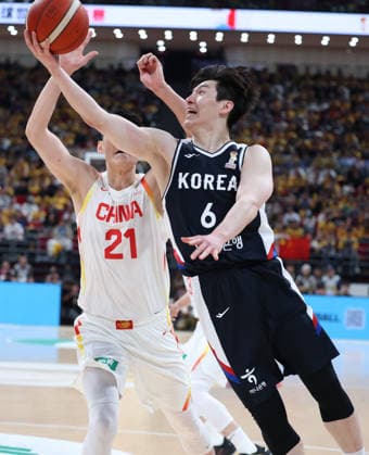 (251128) -- BEIJING, Nov. 28, 2025 -- Lee Junghyun (R) of South Korea tries to go for a layup during the Group B match between China and South Korea at the FIBA Basketball World Cup Asian Qualifiers in Beijing, capital of China, Nov. 28, 2025. ) (SP)CHINA-BEIJING-BASKETBALL-FIBA WORLD CUP 2025 ASIAN QUALIFIERS-CHN VS KOR (CN) WangxKaiyan 