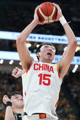 (251128) -- BEIJING, Nov. 28, 2025 -- Zhou Qi of China competes during the Group B match between China and South Korea at the FIBA Basketball World Cup Asian Qualifiers in Beijing, capital of China, Nov. 28, 2025. ) (SP)CHINA-BEIJING-BASKETBALL-FIBA WORLD CUP 2025 ASIAN QUALIFIERS-CHN VS KOR (CN) HanxQiyang 