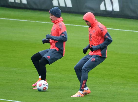 27 11 2025, FC Bayern, Saebenerstrasse Muenchen, Football, Sport in the picture Felipe Chavez and Luis Diaz FC Bayern Muenchen