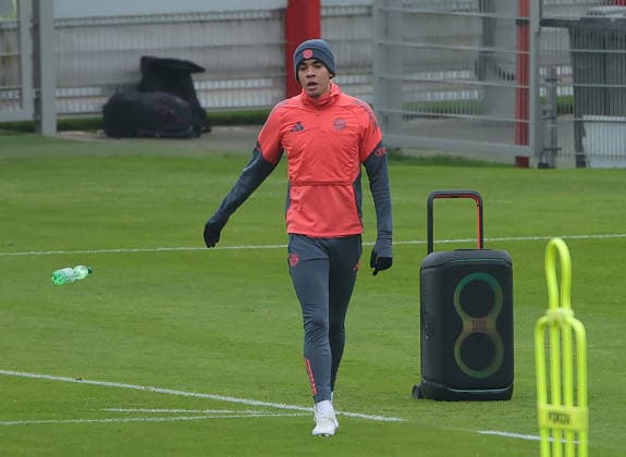 27 11 2025, FC Bayern, Saebenerstrasse Muenchen, Football, Sport im Bild Jamal Musiala FC Bayern Muenchen throws away the bottle