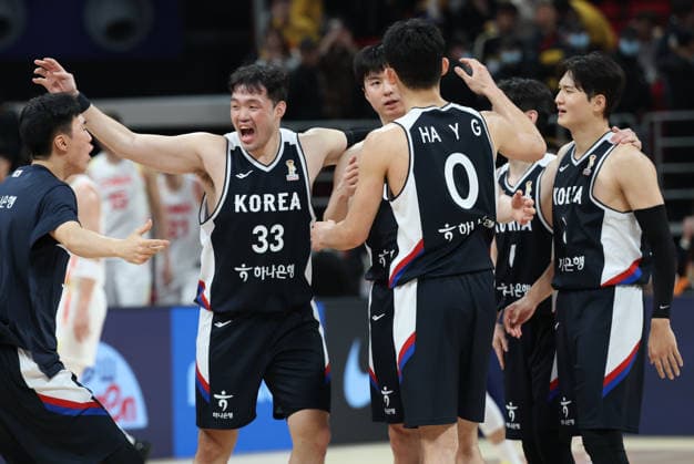(251128) -- BEIJING, Nov. 28, 2025 -- Players of South Korea celebrate after the Group B match between China and South Korea at the FIBA Basketball World Cup Asian Qualifiers in Beijing, capital of China, Nov. 28, 2025. ) (SP)CHINA-BEIJING-BASKETBALL-FIBA WORLD CUP 2025 ASIAN QUALIFIERS-CHN VS KOR (CN) ZhangxChenlin 