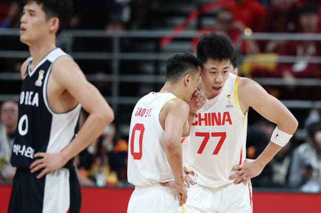 (251128) -- BEIJING, Nov. 28, 2025 -- Zhang Zhenlin (R) of China listens to his teammate Gao Shiyan during the Group B match between China and South Korea at the FIBA Basketball World Cup Asian Qualifiers in Beijing, capital of China, Nov. 28, 2025. ) (SP)CHINA-BEIJING-BASKETBALL-FIBA WORLD CUP 2025 ASIAN QUALIFIERS-CHN VS KOR (CN) ZhangxChenlin 
