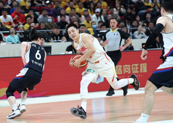 (251128) -- BEIJING, Nov. 28, 2025 -- Hu Mingxuan (C) of China breaks through during the Group B match between China and South Korea at the FIBA Basketball World Cup Asian Qualifiers in Beijing, capital of China, Nov. 28, 2025. ) (SP)CHINA-BEIJING-BASKETBALL-FIBA WORLD CUP 2025 ASIAN QUALIFIERS-CHN VS KOR (CN) ZhangxChenlin 