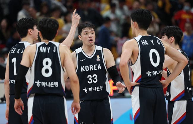 (251128) -- BEIJING, Nov. 28, 2025 -- Lee Seounghyun (C) of South Korea talks to his teammates during the Group B match between China and South Korea at the FIBA Basketball World Cup Asian Qualifiers in Beijing, capital of China, Nov. 28, 2025. ) (SP)CHINA-BEIJING-BASKETBALL-FIBA WORLD CUP 2025 ASIAN QUALIFIERS-CHN VS KOR (CN) ZhangxChenlin 