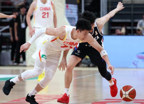 (251128) -- BEIJING, Nov. 28, 2025 -- Zhang Zhenlin (front) of China vies for the ball during the Group B match between China and South Korea at the FIBA Basketball World Cup Asian Qualifiers in Beijing, capital of China, Nov. 28, 2025. ) (SP)CHINA-BEIJING-BASKETBALL-FIBA WORLD CUP 2025 ASIAN QUALIFIERS-CHN VS KOR (CN) ZhangxChenlin 