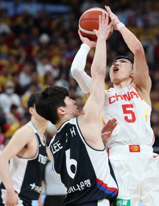 (251128) -- BEIJING, Nov. 28, 2025 -- Liao Sanning (R) of China shoots the ball during the Group B match between China and South Korea at the FIBA Basketball World Cup Asian Qualifiers in Beijing, capital of China, Nov. 28, 2025. ) (SP)CHINA-BEIJING-BASKETBALL-FIBA WORLD CUP 2025 ASIAN QUALIFIERS-CHN VS KOR (CN) ZhangxChenlin 