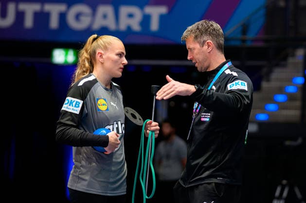 Handball, Frauen WM, Gruppe C: Uruguay - Deutschland Annika Lott (Deutschland), Trainer Markus Gaugisch (Deutschland) Stuttgart Porsche Arena Baden-Württemberg Deutschland