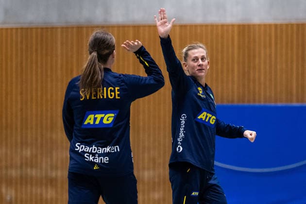 251128 Elin Hansson and Nathalie Hagman of the Swedish women s national handball team at a training session during the 2025 IHF World Women s Handball Championship on November 28, 2025 in Stuttgart. Photo: Emma Wallskog BILDBYRAN COP 320 EW0594 handball handboll handball bbeng vm handball-vm handbolls-vm ihf handball World Championship, WM, Weltmeisterschaft world handball championship 2025 world championship 2025 träning practice training sverige sweden day 3 dam  Copyright: EMMAxWALLSKOG BB251128EW059