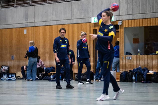 251128 Head coach Tomas Axnar and Anna Lagerquist of the Swedish women s national handball team at a training session during the 2025 IHF World Women s Handball Championship on November 28, 2025 in Stuttgart Photo Emma Wallskog BILDBYRAN COP 320 EW0594 handball handball handball bbeng vm handball vm handbolls vm ihf handball world championship world handball championship 2025 world championship 2025 träning practice training sverige sweden day 3 dam  Copyright: EMMAxWALLSKOG BB251128EW062