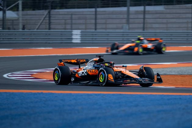 Oscar Piastri McLaren Formula 1 Team, Australia, 81 in MCL39, behind him Lando Norris McLaren Formula 1 Team, Great Britain, 04 , QTR, Formula 1 World Championship, Qatar Grand Prix, Lusail International Circuit, Free Practice, 28 11 2025 QTR, Formula 1 World Championship, Qatar Grand Prix, Lusail International Circuit, 28 11 2025 Lusail Copyright: xEibner-Pressefoto Memmlerx EP_MMR