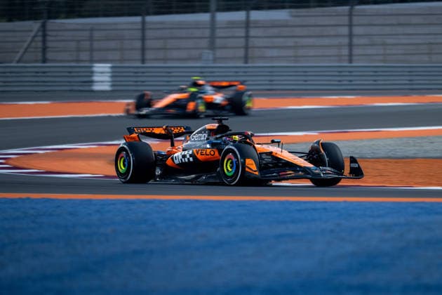 Oscar Piastri McLaren Formula 1 Team, Australia, 81 in MCL39, behind him Lando Norris McLaren Formula 1 Team, Great Britain, 04 , QTR, Formula 1 World Championship, Qatar Grand Prix, Lusail International Circuit, Free Practice, 28 11 2025 QTR, Formula 1 World Championship, Qatar Grand Prix, Lusail International Circuit, 28 11 2025 Lusail Copyright: xEibner-Pressefoto Memmlerx EP_MMR