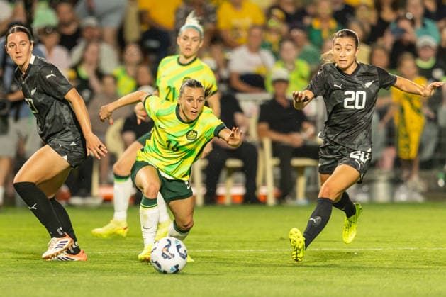 November 28, 2025, Gosford, Nsw, Australia: HAYLEY RASO of Australia runs with the ball during the WomenÃ¢â‚¬â ¢s FIFA International Friendly, Länderspiel, Nationalmannschaft between Australia and New Zealand Gosford Australia - ZUMAt173 20251128_zsp_t173_011 Copyright: xStephanexThomasx