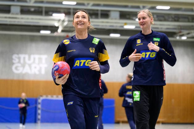STUTTGART 20251128 Olivia Löfkvist and Johanna Bundsen train in Sporthalle Tivoli during the Womens Handball World Championship in Stuttgart, Germany STUTTGART GERMANY x10070x  Copyright: xJessicaxGowx xTTx HANDBOLLS-VM 2025 TRÄNING