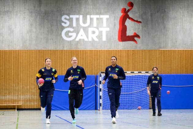 STUTTGART 20251128 Olivia Löfkvist, Johanna Bundsen and Jamina Roberts train in Sporthalle Tivoli during the Womens Handball World Championship in Stuttgart, Germany STUTTGART GERMANY x10070x  Copyright: xJessicaxGowx xTTx HANDBOLLS-VM 2025 TRÄNING