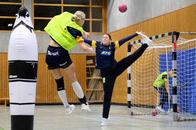 STUTTGART 20251128 Filippa IdÃ hn trains in Sporthalle Tivoli during the Womens Handball World Championship in Stuttgart, Germany STUTTGART GERMANY x10070x  Copyright: xJessicaxGowx xTTx HANDBOLLS-VM 2025 TRÄNING