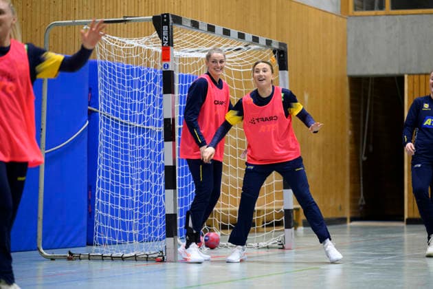 STUTTGART 20251128 Kristin Thorleifsdottir and Olivia Löfkvist train in Sporthalle Tivoli during the Womens Handball World Championship in Stuttgart, Germany STUTTGART GERMANY x10070x  Copyright: xJessicaxGowx xTTx HANDBOLLS-VM 2025 TRÄNING