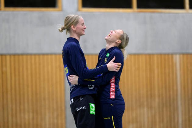 STUTTGART 20251128 Johanna Bundsen and Jenny Carlson train in Sporthalle Tivoli during the Womens Handball World Championship in Stuttgart, Germany STUTTGART GERMANY x10070x  Copyright: xJessicaxGowx xTTx HANDBOLLS-VM 2025 TRÄNING