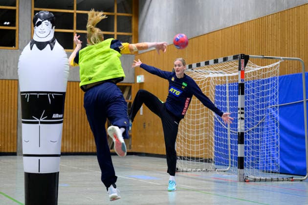 STUTTGART 20251128 Johanna Bundsen trains in Sporthalle Tivoli during the Womens Handball World Championship in Stuttgart, Germany STUTTGART GERMANY x10070x  Copyright: xJessicaxGowx xTTx HANDBOLLS-VM 2025 TRÄNING