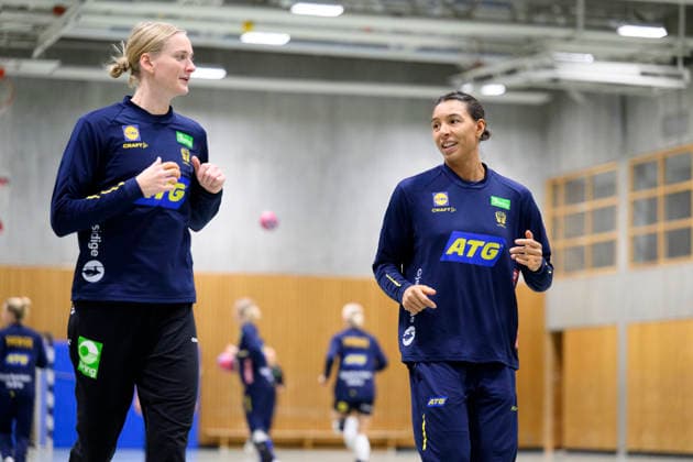 STUTTGART 20251128 Johanna Bundsen and Jamina Roberts train in Sporthalle Tivoli during the Womens Handball World Championship in Stuttgart, Germany STUTTGART GERMANY x10070x  Copyright: xJessicaxGowx xTTx HANDBOLLS-VM 2025 TRÄNING