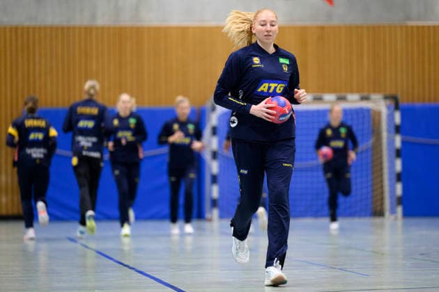 STUTTGART 20251128 Tyra AxnÃ r trains in Sporthalle Tivoli during the Womens Handball World Championship in Stuttgart, Germany STUTTGART GERMANY x10070x  Copyright: xJessicaxGowx xTTx HANDBOLLS-VM 2025 TRÄNING