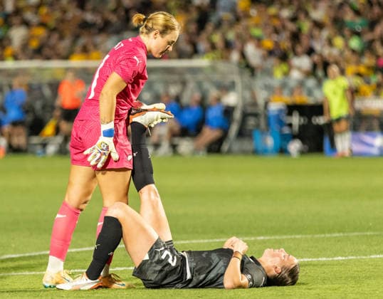November 28, 2025, Gosford, Nsw, Australia: KATE TAYLOR of New Zealand receives help from teammate ANNA LEAT during the WomenÃ¢â‚¬â ¢s FIFA International Friendly, Länderspiel, Nationalmannschaft between Australia and New Zealand. Gosford Australia - ZUMAt173 20251128_zsp_t173_037 Copyright: xStephanexThomasx