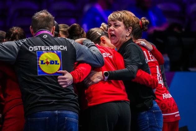 ROTTERDAM , 28-11-2025 , Rotterdam Ahoy , Womens World Championship, WM, Weltmeisterschaft Handball 2025 , match between Austria and Egypt , picture shows Austria trainer coach Monique Tijsterman Austria - Egypt (women)  x32232259x Copyright: