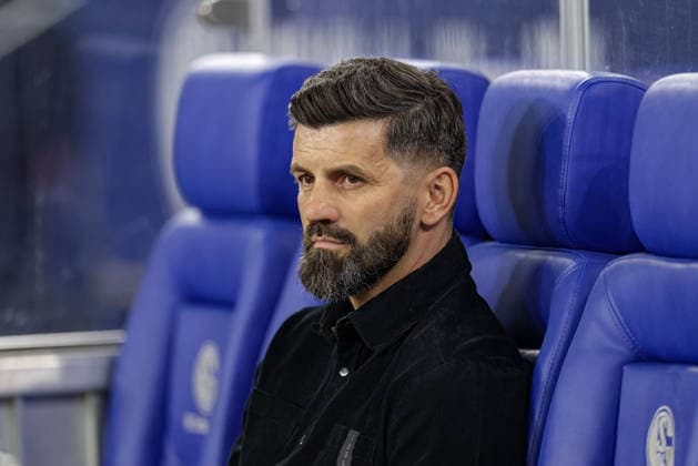 Gelsenkirchen, Germany, 28 11 25 Coach Miron Muslic FC Schalke 04 looks on during the 2 Bundesliga match between FC Schalke 04 SC Paderborn at Veltins Arena on November 28, 2025 in Gelsenkirchen, Germany Gelsenkirchen Veltins Arena Germany Copyright: xStefanxBrauer Brauer-Fotoagenturx
