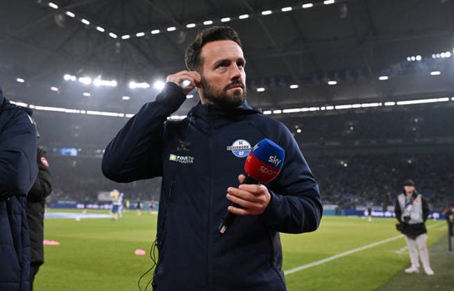 Coach Ralf Kettemann SC Paderborn 28 11 2025, Football 2 Bundesliga, Season 2025 2026, 14 Matchday, FC Schalke 04 SC Paderborn DFL regulations prohibit any use of photographs as image sequences and or quasi video Gelsenkirchen Veltins Arena Nordrhein Westfalen Germany Team2