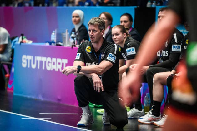 Markus Gaugisch Germany national team, coach critical looks on the sidelines GER, Uruguay Germany, World Handball Championship, preliminary round, Group C, 28 11 2025 GER, Uruguay Germany, World Handball Championship, preliminary round, Group C, 28 11 2025 Stuttgart Copyright: xSandyxDinkelackerx EP_SDR