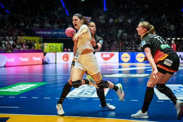 Camila Bianco Castiella Uruguay, 08 past Aimee von Pereira Germany, 49 and Viola Leuchter Germany, 77 , re GER, Uruguay Germany, Handball World Championship, Preliminary Round, Group C, 28 11 2025 GER, Uruguay Germany, Handball World Championship, Preliminary Round, Group C, 28 11 2025 Stuttgart Copyright: xSandyxDinkelackerx EP_SDR