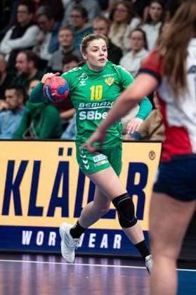 PLETIKOäI? MATEA (10 MONTENEGRO) controls the ball during the IHF Women s Handball World Championship, WM, Weltmeisterschaft game between Paraguay and Montenegro at the SWT Arena in Trier, Germany Copyright: xMartinxPitschx xSPPx Sportspressphoto_SPR66746