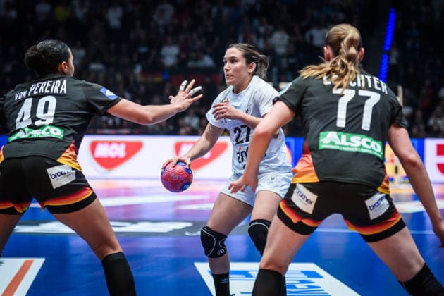 Paula Eastman Rueger Uruguay, 27 between Aimee von Pereira Germany, 49 and Viola Leuchter Germany, 77 GER, Uruguay Germany, Handball World Championship, Preliminary Round, Group C, 28 11 2025 GER, Uruguay Germany, Handball World Championship, Preliminary Round, Group C, 28 11 2025 Stuttgart Copyright: xSandyxDinkelackerx EP_SDR