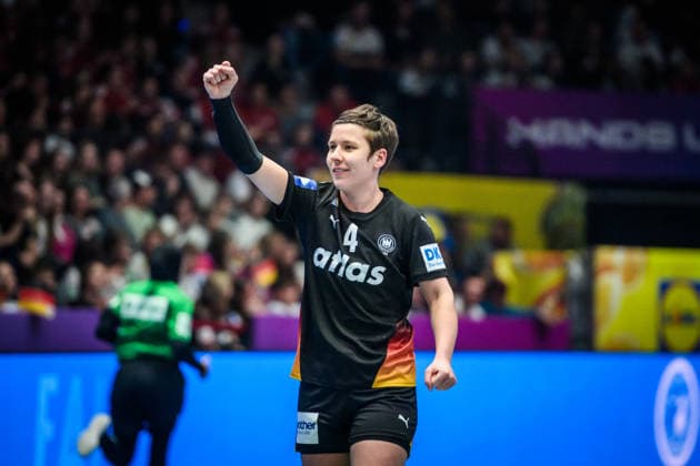 Alina Grijseels Germany, 04 winning pose, winning fist GER, Uruguay Germany, Handball World Championship, preliminary round, group C, 28 11 2025 GER, Uruguay Germany, Handball World Championship, preliminary round, group C, 28 11 2025 Stuttgart Copyright: xSandyxDinkelackerx EP_SDR