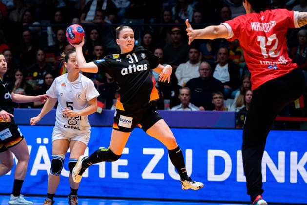 Handball, Womens World Championship, Group C Uruguay Germany Alexia Hauf Germany , Viviana Hergatacorzian Kehyaian Uruguay Stuttgart Porsche Arena Baden Württemberg Germany