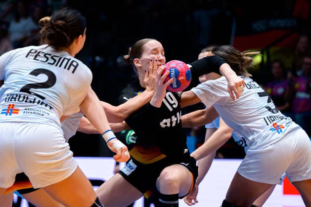 Handball, Womens World Championship, Group C Uruguay Germany from left in a duel Julieta Pessina Portos Uruguay , Nieke Kühne Kuehne Germany , Sabrina Grieco Vigna Uruguay Stuttgart Porsche Arena Baden Württemberg Germany