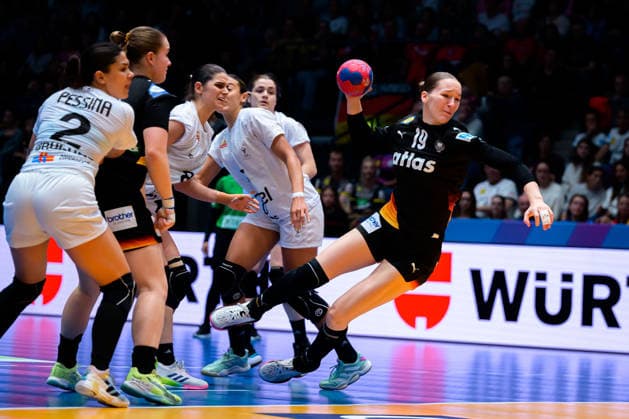 Handball, Womens World Championship, Group C Uruguay Germany Nieke Kühne Kuehne Germany Stuttgart Porsche Arena Baden Württemberg Germany