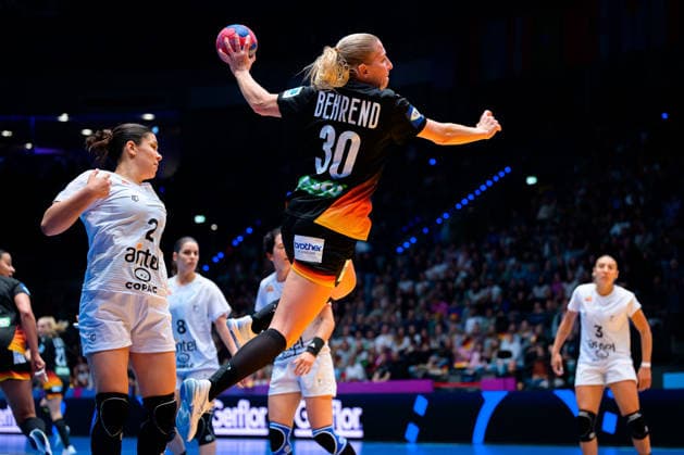 Handball, Womens World Championship, Group C Uruguay Germany v Julieta Pessina Portos Uruguay , Jenny Behrend Germany Stuttgart Porsche Arena Baden Württemberg Germany