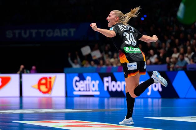 Handball, Womens World Cup, Group C Uruguay Germany Jenny Behrend Germany Cheers Joy Emotion Goal celebration Goalscorer Goalscorer Stuttgart Porsche Arena Baden Württemberg Germany