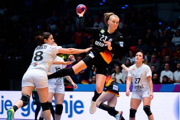 Handball, Womens World Championship, Group C Uruguay Germany v li Camila Bianco Castiella Uruguay , Annika Lott Germany Stuttgart Porsche Arena Baden Württemberg Germany