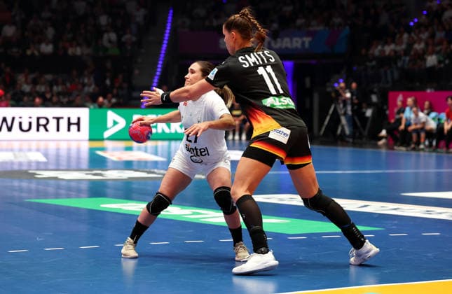 28 11 2025, Germany, Stuttgart, F27th IHF Womens World Championship 2025, Uruguay vs Germany, v l Paula Estman Ruegger URY , Xenia Smits GER