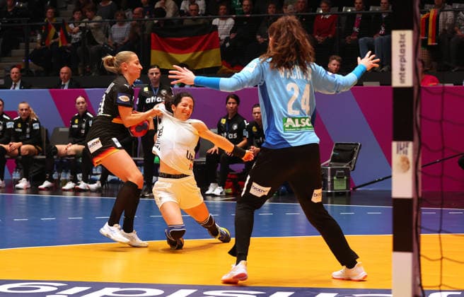 28 11 2025, Germany, Stuttgart, F27th IHF Womens World Championship 2025, Uruguay vs Germany, f l Jenny Behrend GER , Paula Estman Ruegger URY , Sarah Wachter GER