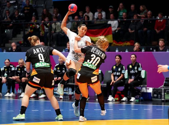 28 11 2025, Germany, Stuttgart, F27th IHF Womens World Championship 2025, Uruguay vs Germany, f l Lisa Antl GER , Sabrina Grieco Vigna URY , Jenny Behrend GER