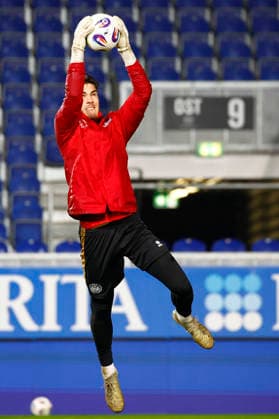 28 11 2025, xavx, Soccer 3 Liga, SV Wehen Wiesbaden Erzgebirge Aue v l Goalkeeper Noah Brdar SV Wehen Wiesbaden at the warm-up DFL DFB REGULATIONS PROHIBIT ANY USE OF PHOTOGRAPHS as IMAGE SEQUENCES and or QUASI VIDEO Wiesbaden