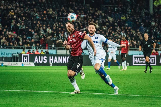 2 Bundesliga Hannover 96 vs Karlsruher SC, 28 11 2025 Boris Tomiak Hannover 96, 3 vs Fabian Schleusener Karlsruher SC, 24 Soccer, 2 Bundesliga, Matchday 14 Hannover 96 vs Karlsruher SC on 28 11 2025 at Heinz von Heiden Arena, Hannover DFL REGULATIONS PROHIBIT ANY USE OF PHOTOGRAPHS AS IMAGE SEQUENCES AND OR QUASI VIDEO Copyright: xBEAUTIFULxSPORTS Tonhäuserx