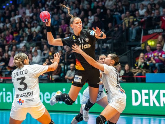 Xenia Smits Germany, 11 in duel with Sabrina Golda Lamas Uruguay, 18 , Uruguay vs. Germany, Handball, World Championship, Women, Season 2025 2026, 28 11 2025, Uruguay vs. Germany, Handball, World Championship, Women, Season 2025 2026, 28 11 2025 Stuttgart Copyright: xEibner-Pressefoto MichaelxSchmidx EP_MST