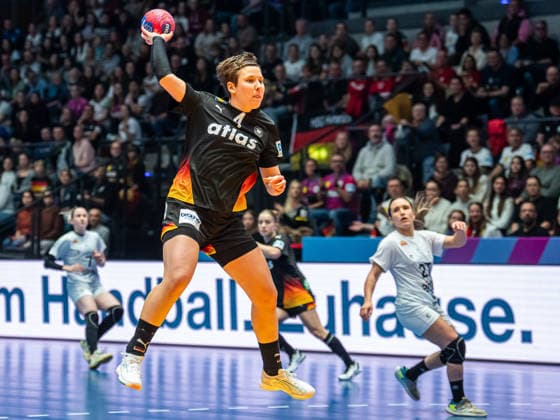 Alina Grijseels Germany, 04 on pace counterattack, Uruguay vs Germany, Handball, World Championship, Women, Season 2025 2026, 28 11 2025, Uruguay vs Germany, Handball, World Championship, Women, Season 2025 2026, 28 11 2025 Stuttgart Copyright: xEibner-Pressefoto MichaelxSchmidx EP_MST