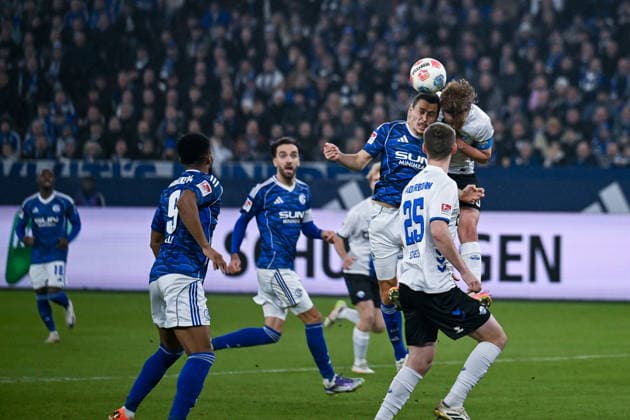 28 11 2025, Football, 2 Bundesliga, Season 2025 2026, Matchday 14, FC Schalke 04 SC Paderborn, Ron Schallenberg FC Schalke 04 , Felix Götze SC Paderborn 07 xRHR PHOTO YYx Copyright: KROEGER RHR-FOTOx RHR-FOTO YY