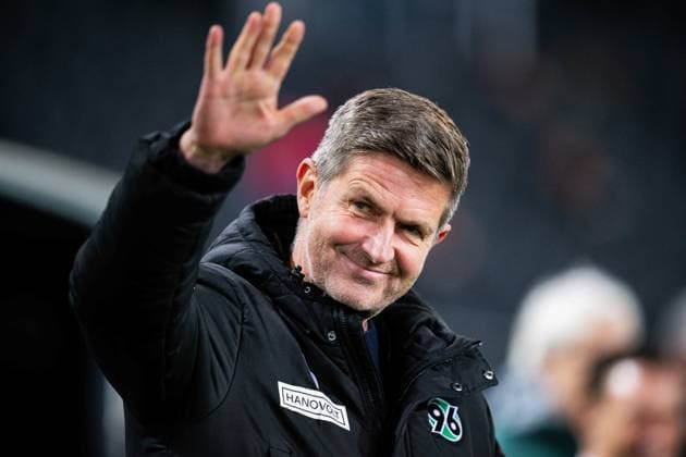 28 11 2025 Soccer, 2025 2026, 2 Bundesliga, 14 Matchday, Hannover 96 Karlsruher SC Ralf Becker Hannover DFL REGULATIONS PROHIBIT ANY USE OF PHOTOGRAPHS AS IMAGE SEQUENCES AND OR QUASI VIDEO
