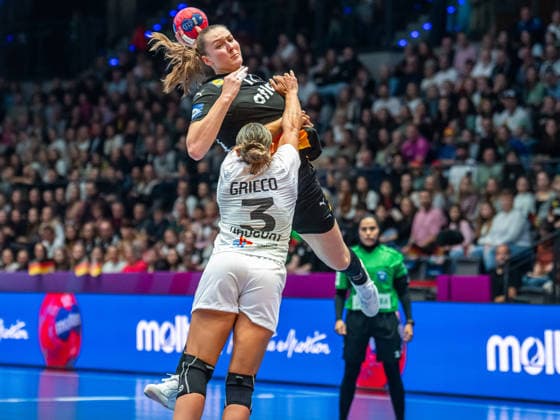 Viola Leuchter Germany, 77 is tripped on a throw by Sabrina Grieco Vigna Uruguay, 03, Uruguay vs Germany, Handball, World Championship, Women, 2025 2026, 28 11 2025, Uruguay vs Germany, Handball, World Championship, Women, 2025 2026, 28 11 2025 Stuttgart Copyright: xEibner-Pressefoto MichaelxSchmidx EP_MST